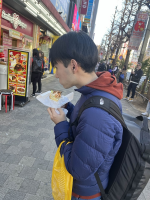 男性,食べ歩き,アウター,バックパック,アーケード街,冬服,街中