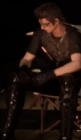 男性,黒い衣装,ステージ,座る,ライブ