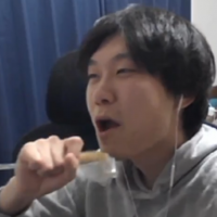 男性,ヘッドホン,食べる,室内,黒髪,カジュアル,雑談,日本人