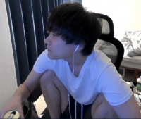 男性,若者,座っている,ヘッドフォン,白いシャツ,室内,椅子,パソコンデスク