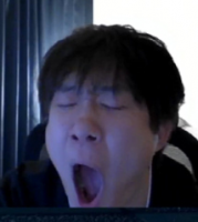 男性,あくび,寝不足,黒髪,自撮り