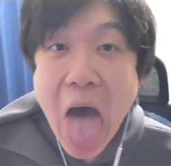 男性,自撮り,顔,舌を出す,ヘッドホン,椅子,室内,黒髪