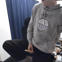 男性,パーカー,イラスト,ごはん,モリニ,室内,椅子,青いカーテン