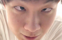 男性,顔アップ,自撮り,白い服