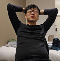 男性,眼鏡,黒い服,ホテルの部屋,リラックス