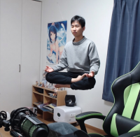 男性,宙に浮く,瞑想,屋内,椅子,ポスター,アニメポスター,実況配信機材