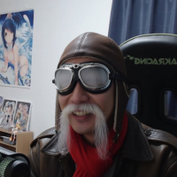 男性,パイロット帽,ゴーグル,白ひげ,赤いマフラー,レザージャケット,椅子,ポスター,フィギュア,室内