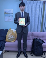 男性,スーツ,室内,本,イラスト,緑髪,ソファ