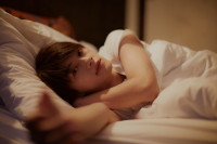 ベッド,寝る,若い男性,リラックス,夜,室内
