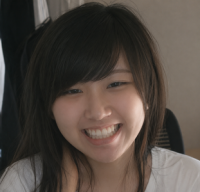 女性,笑顔,若い,黒髪,室内,白シャツ