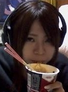 女性,カップラーメン,ヘッドフォン,食事