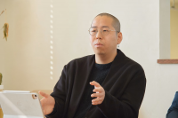 男性,メガネ,短髪,黒い服,室内,座っている,タブレット