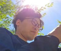 男性,メガネ,屋外,木,青空,逆光