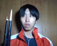 男性,ジャージ,赤色,イヤホン,木の棒,折れた棒,室内,驚き顔