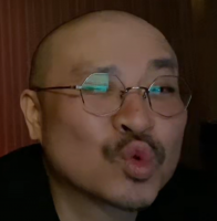 男性,メガネ,坊主頭,キス顔,自撮り