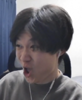 男性,驚き顔,イヤホン,室内,黒髪