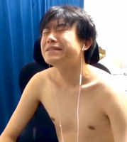 男性,裸,イヤホン,椅子,涙目,青いカーテン,自撮り