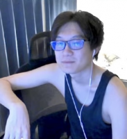 男性,メガネ,イヤホン,黒いタンクトップ,椅子,室内