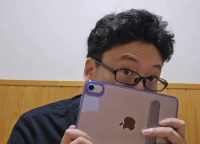 男性,メガネ,タブレット,iPad,自撮り,室内