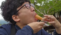 男性,食事,アイスクリーム,屋外,メガネ