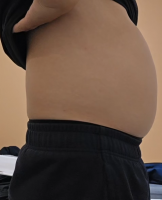 お腹,腹部,ぽっこりお腹,黒いズボン,人物