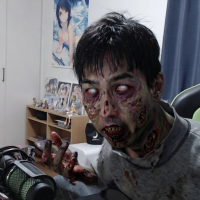 ゾンビ,男性,ホラー,変身,部屋,アニメポスター,フィギュア,デスク,マイク