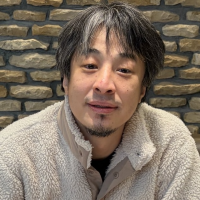 男性,ひげ,黒髪,白髪,石壁,アウター,カジュアル