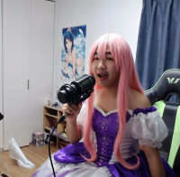 コスプレ,ピンク髪,マイク,ドレス,配信,アニメポスター,室内,女性キャラ風