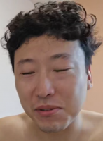 男性,顔,自撮り,上半身,目を閉じる