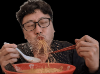 男性,メガネ,ラーメン,食事,麺をすする,食べ物,顔,箸,スープ